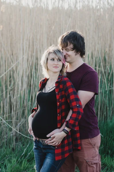 Романтические моменты для беременной пары, молодой семьи и новой жизни — стоковое фото