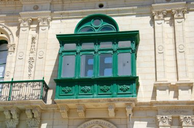 Valletta 'da tipik Malta kaplı yeşil balkon ve pencereler