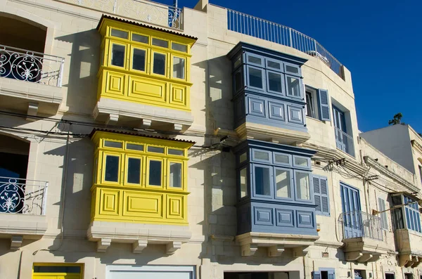 Les traditionnels balcons en bois maltais colorés à La Valette, M — Photo