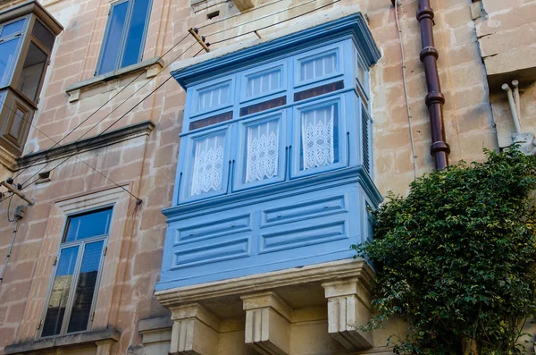 Típico balcón cubierto de azul maltés en La Valeta — Foto de Stock