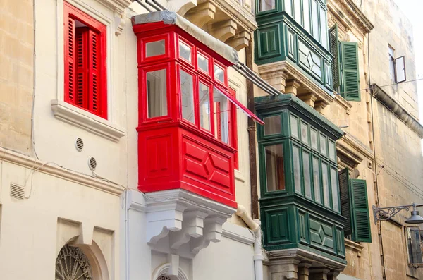 Brillante ventana maltesa roja y verde, La Valeta, Malta — Foto de Stock