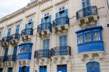 Valletta, Malta 'da geleneksel Malta mavisi balkonların bir satır