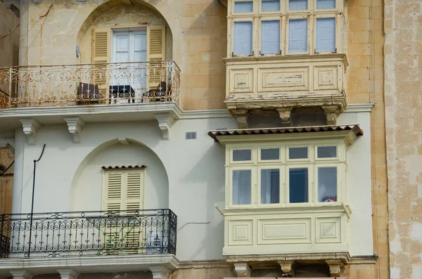 Ventana tradicional en la arquitectura maltesa — Foto de Stock