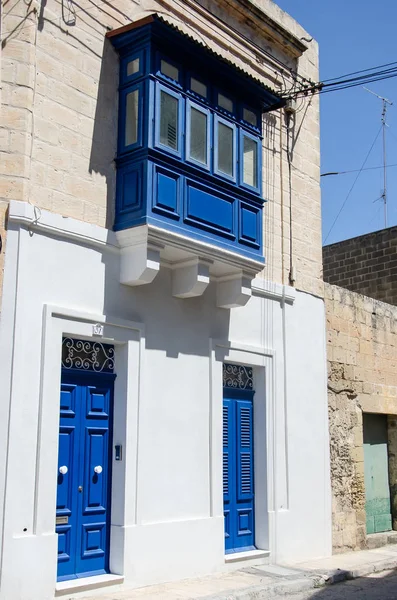 Azul Maltés ventana y puertas en estilo mediterráneo, La Valeta , — Foto de Stock