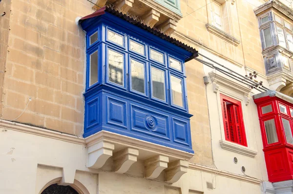 Típico maltés cerrado balcón de madera, color azul — Foto de Stock