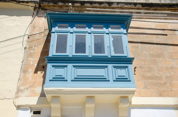 Varanda maltesa azul brilhante em Valletta, Malta — Fotografia de Stock