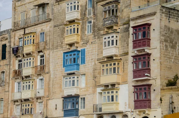 Fachada de casa maltesa con balcones amarillos y azules en Vallet — Foto de Stock
