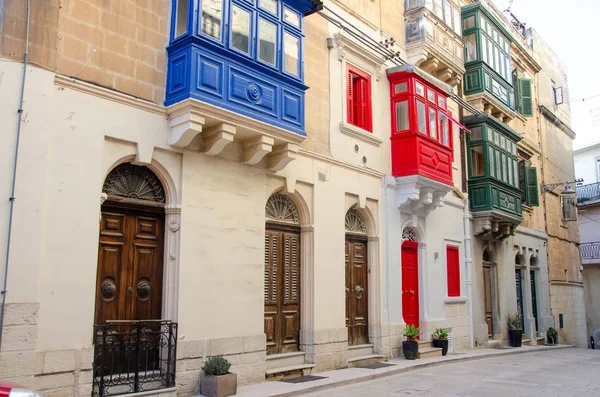 Edificio con balcón tradicional maltés colorido en histórico — Foto de Stock