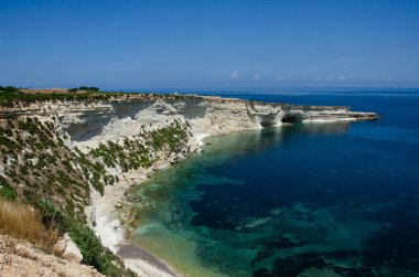 Mavi su ve beyaz kayalar ile Akdeniz Denizi ile doğa
