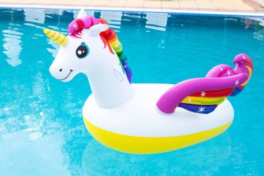 Havuz mavi su ile şişme tek boynuzlu at. Havuz partisi, yaz h