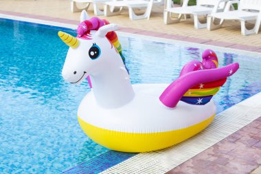 Şişme tek boynuzlu at. Yaz Havuzu veya deniz için Fantasy Swim Ring. Ac