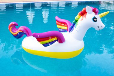 Tek boynuzlu at şişme şamandıra. Tek boynuzlu at havuz için yüzer. Yaz tatili