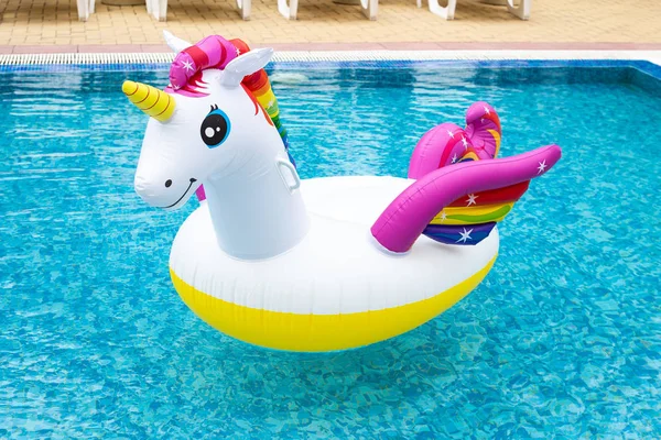 Unicorn opblaasbare float voor kinderen en volwassen. Zomervakantie, worden — Stockfoto