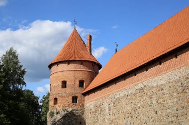 Taş duvarlar ile Ortaçağ gotik Trakai Adası Kalesi'nin bir parçası bir