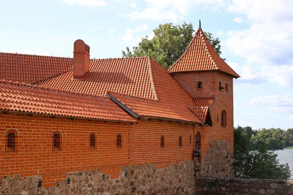 Часть Тракайского замкового музея в начале осени. Трак — стоковое фото