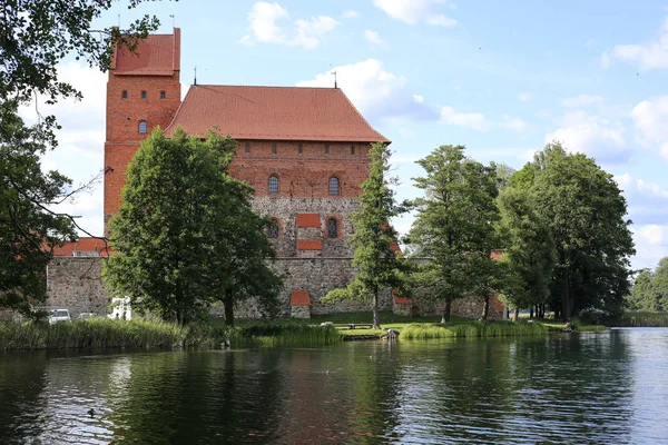 Château de Trakai, attraction touristique médiévale majeure, reflétant dans — Photo