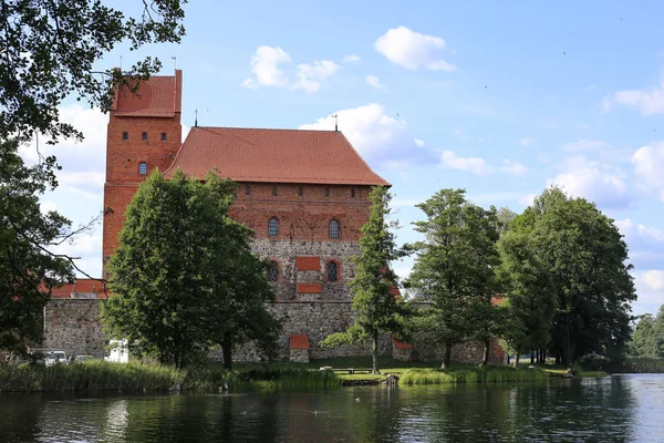 Замок Тракай, Замок-музей острова Тракай. Деревня Тракай — стоковое фото