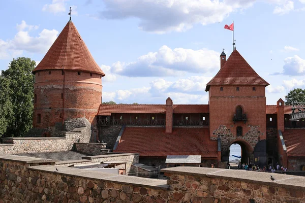 Château de l'île de Trakai avec murs en pierre et tours avec carrelage rouge — Photo