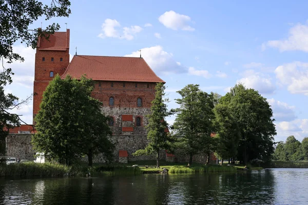 Château de l'île de Trakai, attraction touristique médiévale majeure, reflètent — Photo