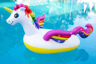Yüzme havuzunda tek boynuzlu at yüzme tüpü. Yaz için Fantezi Yüzme Halkası
