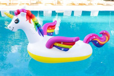 Tek boynuzlu at şişme şamandıra. Tek boynuzlu at havuz için yüzer. Yaz tatili