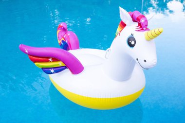 Şişme tek boynuzlu at çocuklar ve yetişkinler için yüzer. Tek boynuzlu at şişme