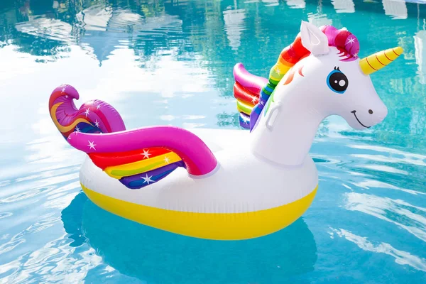 Unicorn zwembad zweven in blauwe water achtergrond. Unicorn opblaasbare — Stockfoto