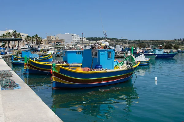 Traditionella fiskebåtarna i hamnen i Marsaxlokk, Malta — Stockfoto
