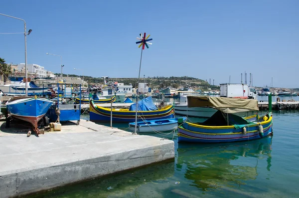 Medelhavet traditionella färgglada båtar luzzu. Fisherman Villag — Stockfoto