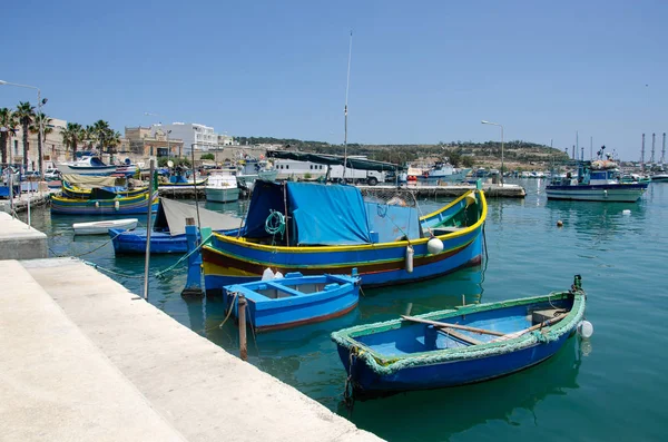 Hamn i Marsaxlokk by på Malta med färgglada fiske bo — Stockfoto