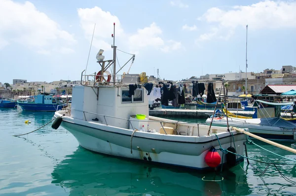 Hamnen i Marsaxlokk. Marsaxlokk är ett traditionellt fiske Villag — Stockfoto