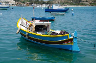 Malta Marsaxlokk Limanı'nda Luzzu Tekneler