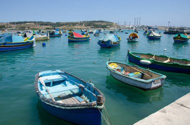 Güneşli bir Marsaxlokk renkli geleneksel Luzzu balıkçı teknesi