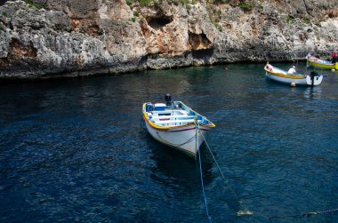 Blue Grotto deniz cav yakınındaki Wied iz-Zurrieq limanında tekneler