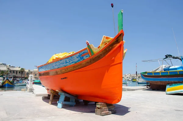 Traditionella fiskebåtar luzzu på Marsaxlokk Harbor, Malta — Stockfoto