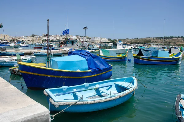 Traditionella fiskebåtar luzzu förtöjda vid Marsaxlokk Harbor, mal — Stockfoto