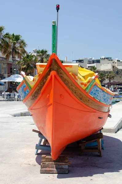 Färgglad luzzu-båt i Marsaxlokk Bay, Malta — Stockfoto