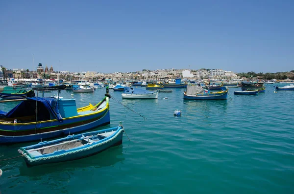 Traditionella maltesiska målade båtar vid Marsaxlokk Bay — Stockfoto