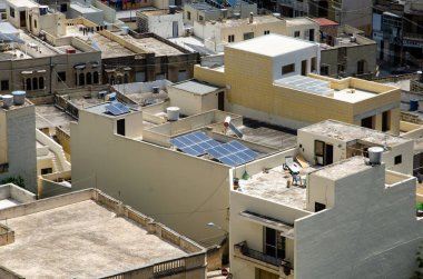 Yenilenebilir alternatif enerji. Gozo, Ma evlerde Güneş panelleri