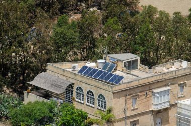 Gozo, Malta çatı evinde Güneş panelleri.