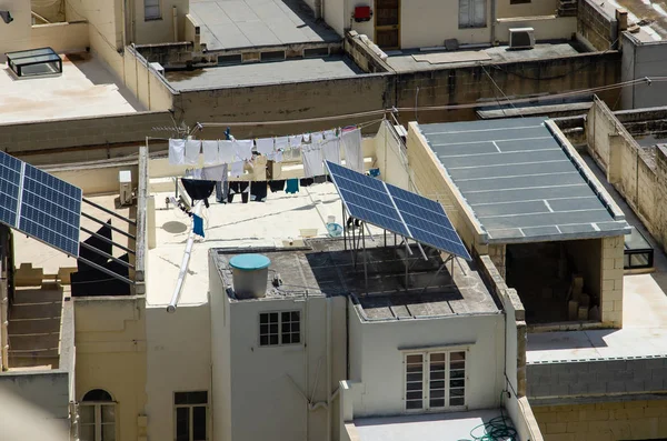Возобновляемые чистые экологически чистые солнечные батареи на крыше в Гозо, М — стоковое фото