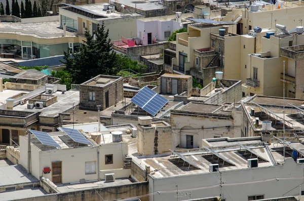Paneles solares instalados en el techo en Gozo, Malta — Foto de Stock
