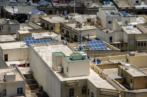 Solární panely na Gozu, na Maltě. Obnovitelný alternativní EN — Stock fotografie