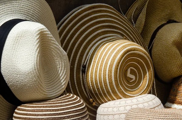 Hasır şapkalar. Turda şapka ve hediyelik eşya satan sokak pazarı — Stok fotoğraf
