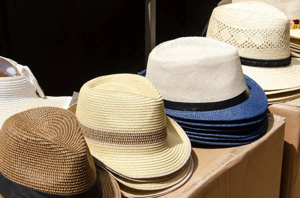 Соломенные шляпы на улице Мальта — стоковое фото