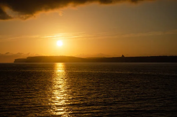 Pôr do sol laranja no mar em Gozo, Malta. Pôr do sol laranja dourado. Medit. — Fotografia de Stock