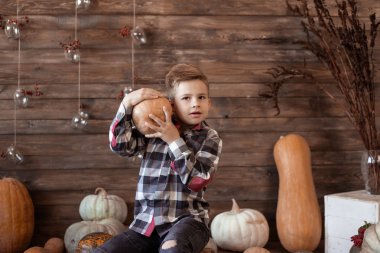 kapalı kabak ile küçük gülümseyen çocuk