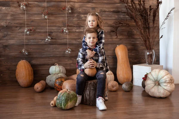 Enfants à la maison en arrière-plan automne avec des citrouilles — Photo