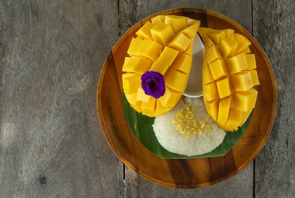 Taze mango ve hindistan cevizi sütüyle yapış yapış pirinç manzarası.