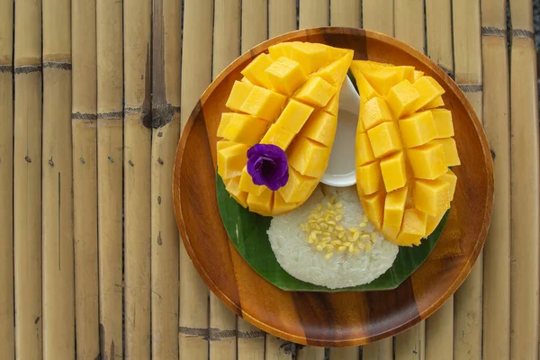 Taze mango ve hindistan cevizi sütüyle yapış yapış pirinç manzarası.